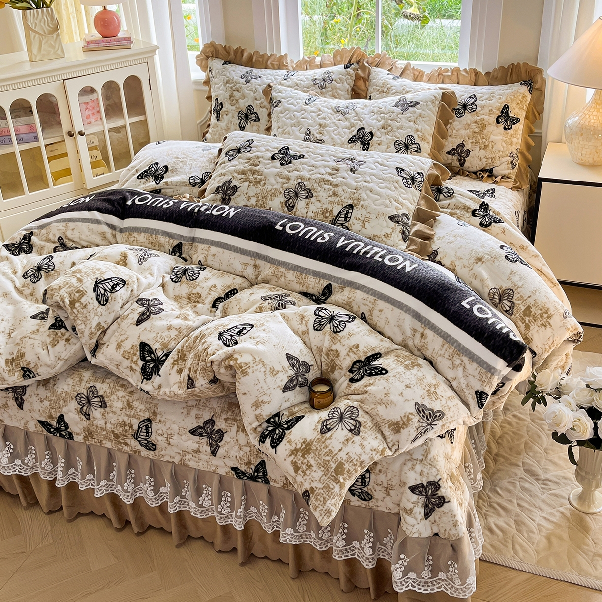 91家纺网 家纺一手货源 找家纺 提花大世界 2025新款爆款高克重牛奶绒印花夹棉蕾丝花边床盖床裙单件三件四件套 米色蝴蝶