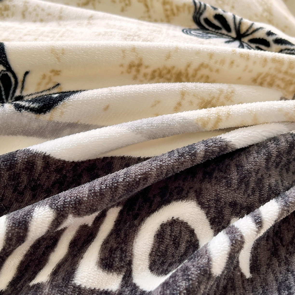 91家纺网 家纺一手货源 找家纺 提花大世界 2025新款爆款高克重牛奶绒印花夹棉蕾丝花边床盖床裙单件三件四件套 米色蝴蝶