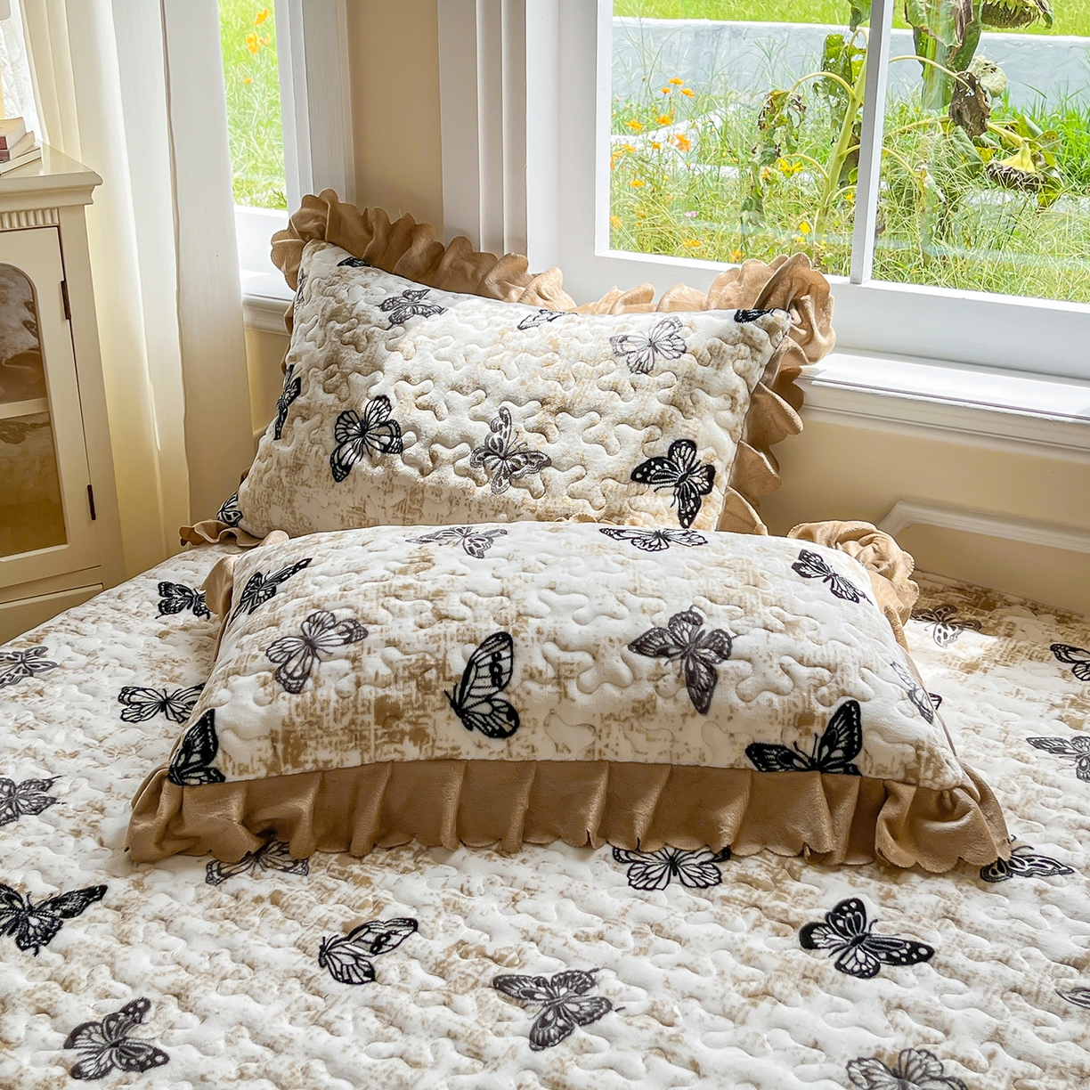 91家纺网 家纺一手货源 找家纺 提花大世界 2025新款爆款高克重牛奶绒印花夹棉蕾丝花边床盖床裙单件三件四件套 米色蝴蝶