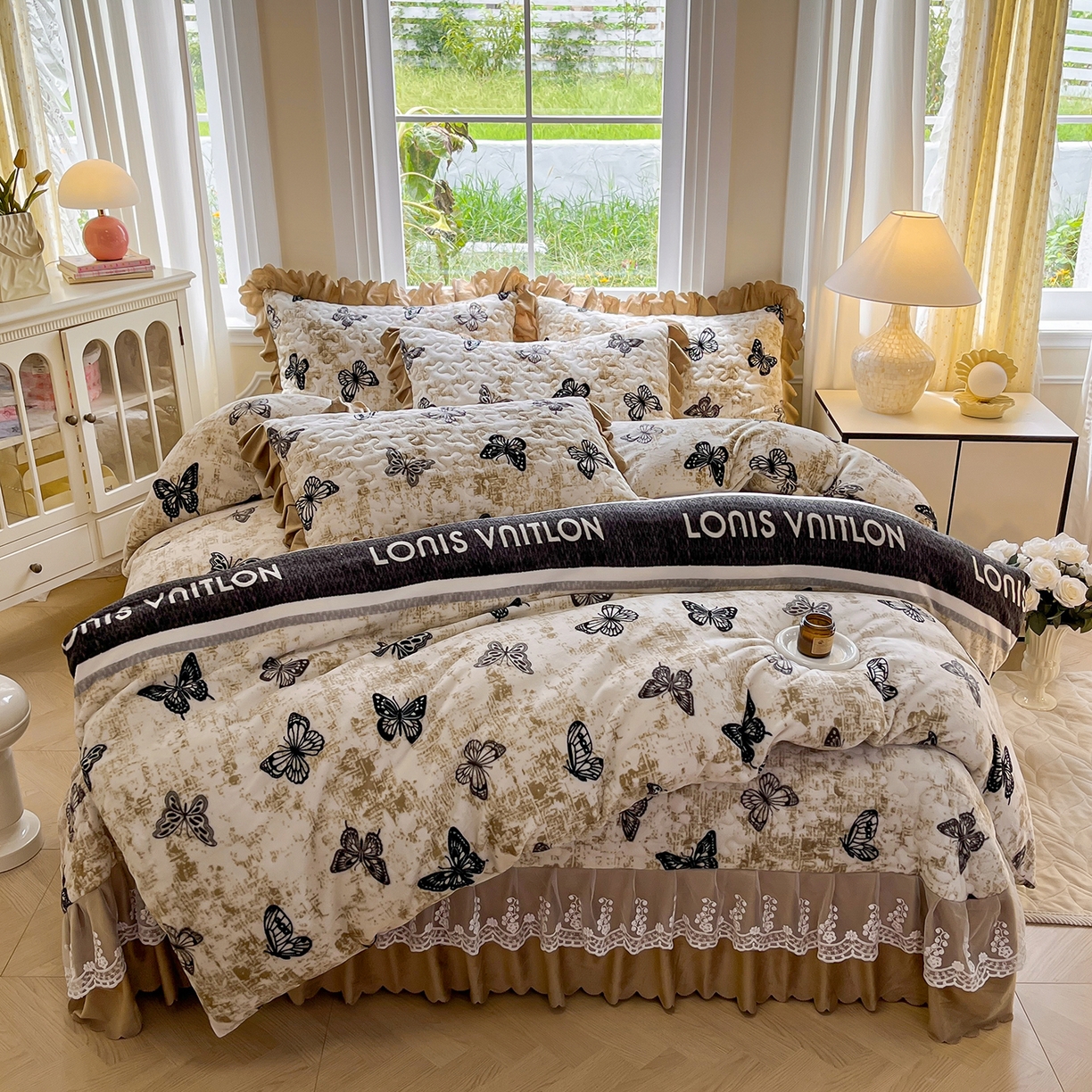 91家纺网 家纺一手货源 找家纺 提花大世界 2025新款爆款高克重牛奶绒印花夹棉蕾丝花边床盖床裙单件三件四件套 米色蝴蝶