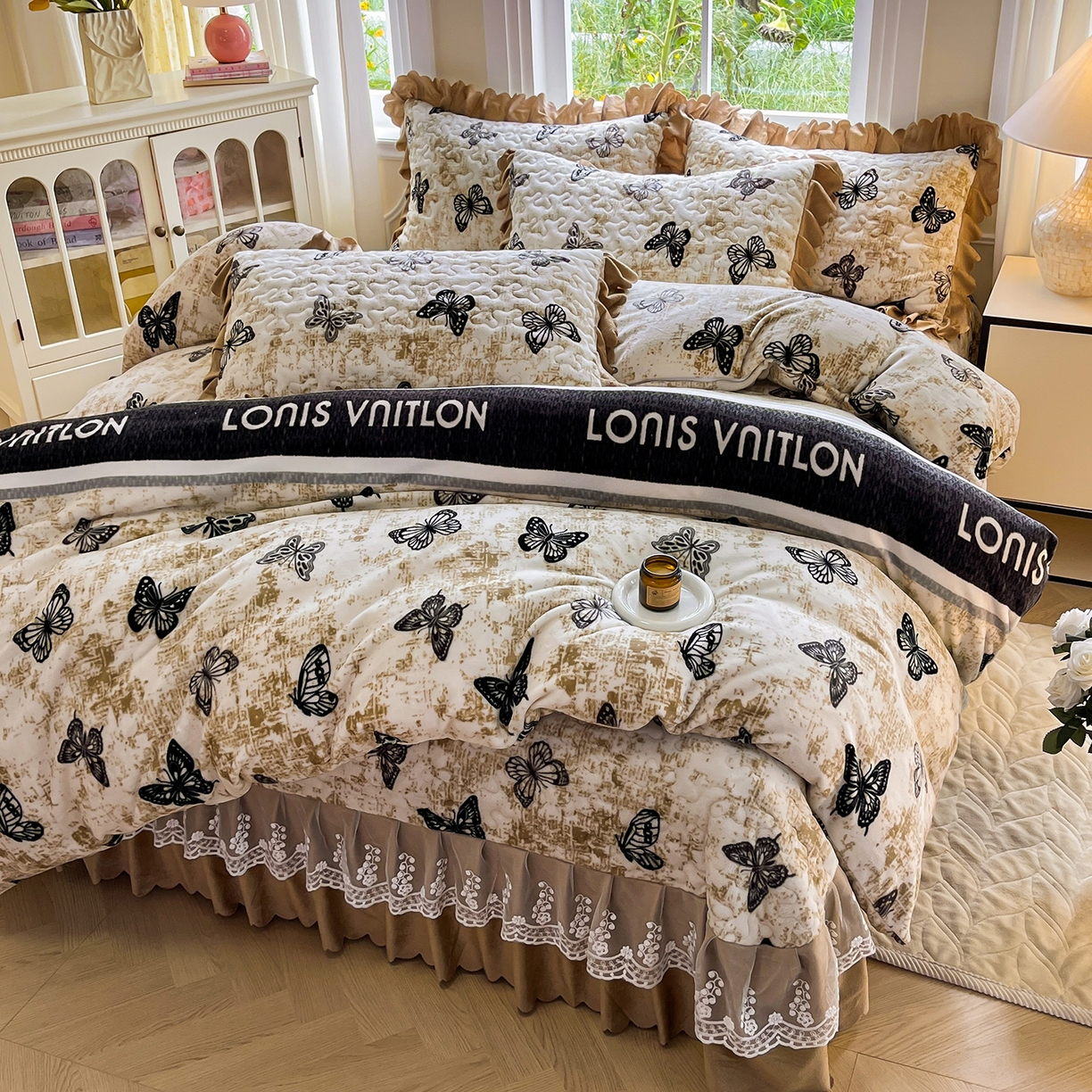 91家纺网 家纺一手货源 找家纺 提花大世界 2025新款爆款高克重牛奶绒印花夹棉蕾丝花边床盖床裙单件三件四件套 米色蝴蝶