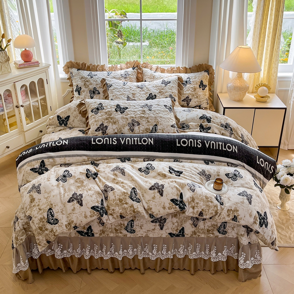 91家纺网 家纺一手货源 找家纺 提花大世界 2025新款爆款高克重牛奶绒印花夹棉蕾丝花边床盖床裙单件三件四件套 米色蝴蝶