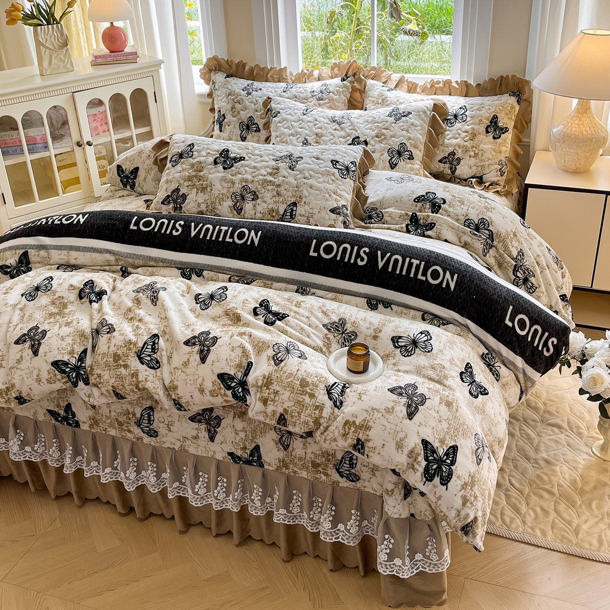 91家纺网 家纺一手货源 找家纺 提花大世界 2025新款爆款高克重牛奶绒印花夹棉蕾丝花边床盖床裙单件三件四件套 米色蝴蝶