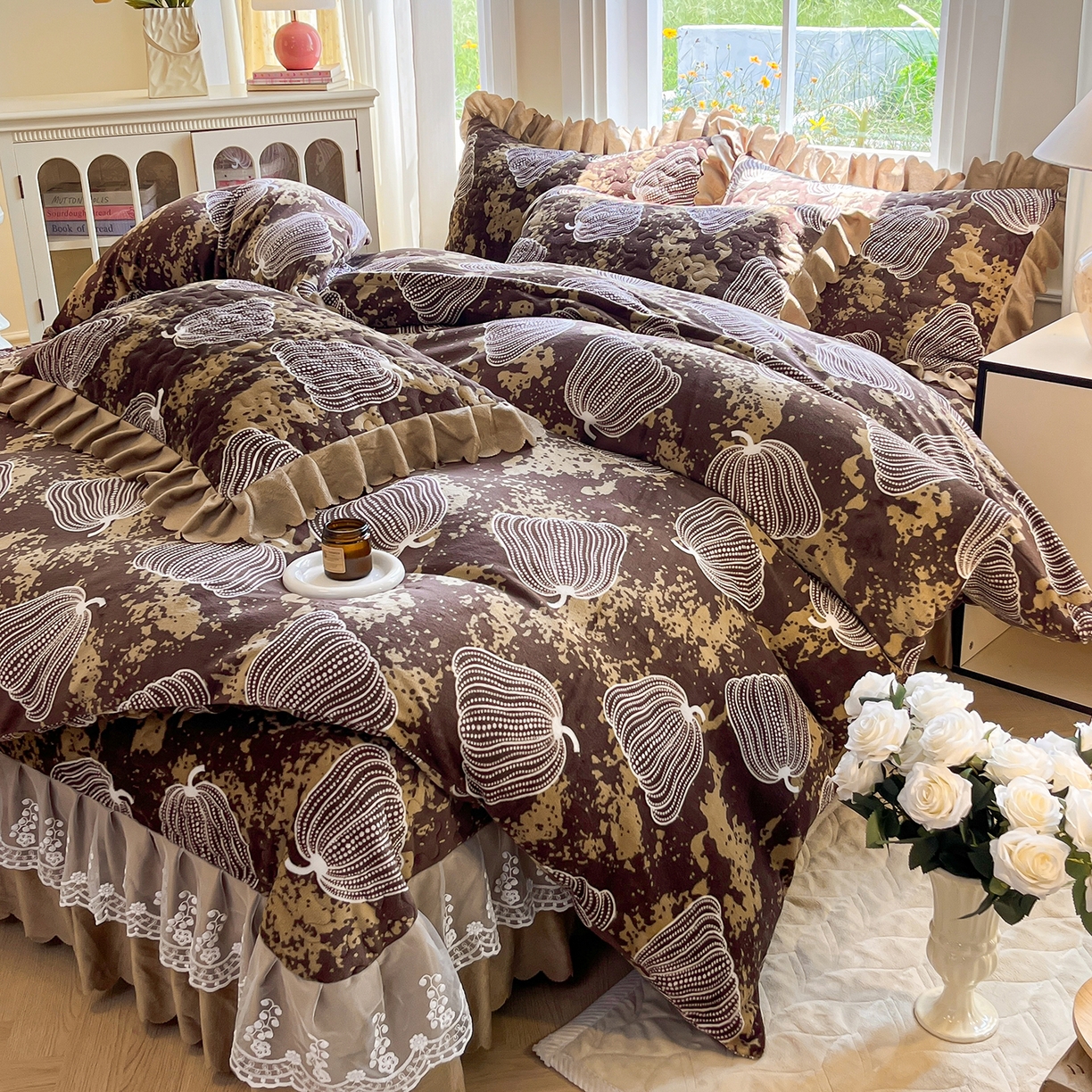 提花大世界 2025新款爆款高克重牛奶绒印花夹棉蕾丝花边床盖床三件四件套 泥点南瓜