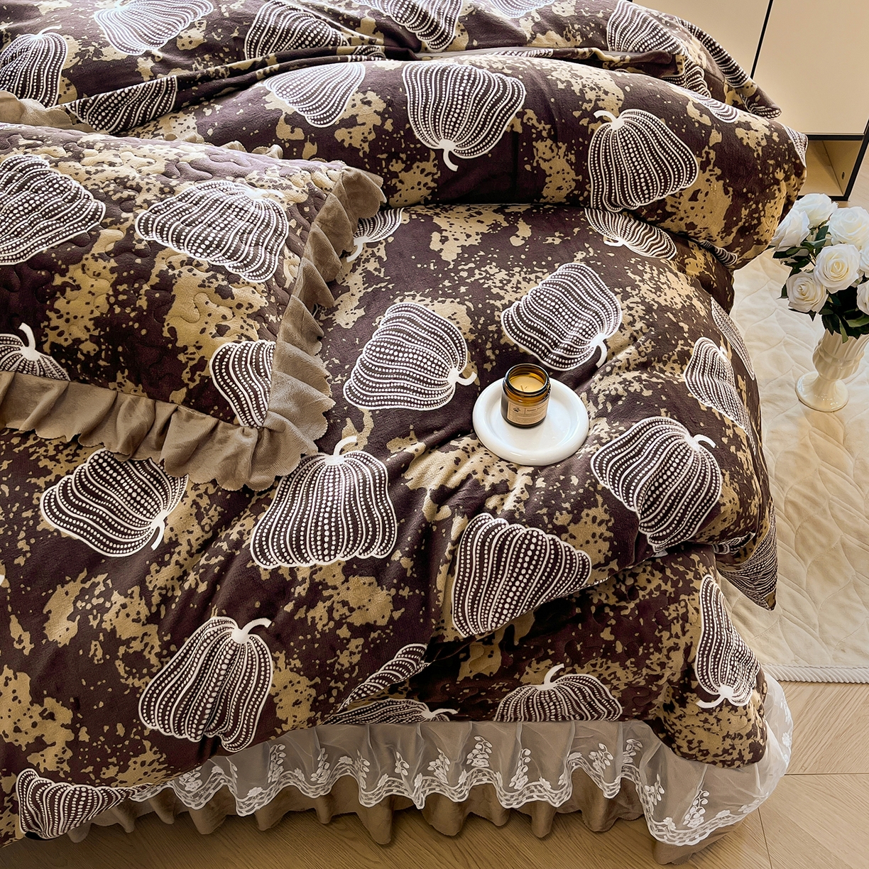 91家纺网 家纺一手货源 找家纺 提花大世界 2025新款爆款高克重牛奶绒印花夹棉蕾丝花边床盖床裙单件三件四件套 泥点南瓜