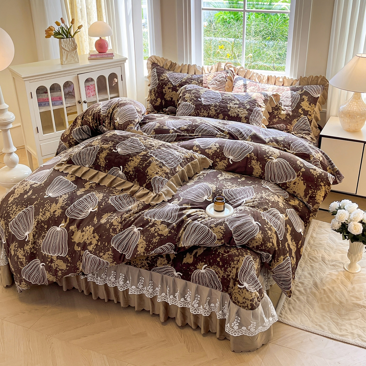 91家纺网 家纺一手货源 找家纺 提花大世界 2025新款爆款高克重牛奶绒印花夹棉蕾丝花边床盖床裙单件三件四件套 泥点南瓜