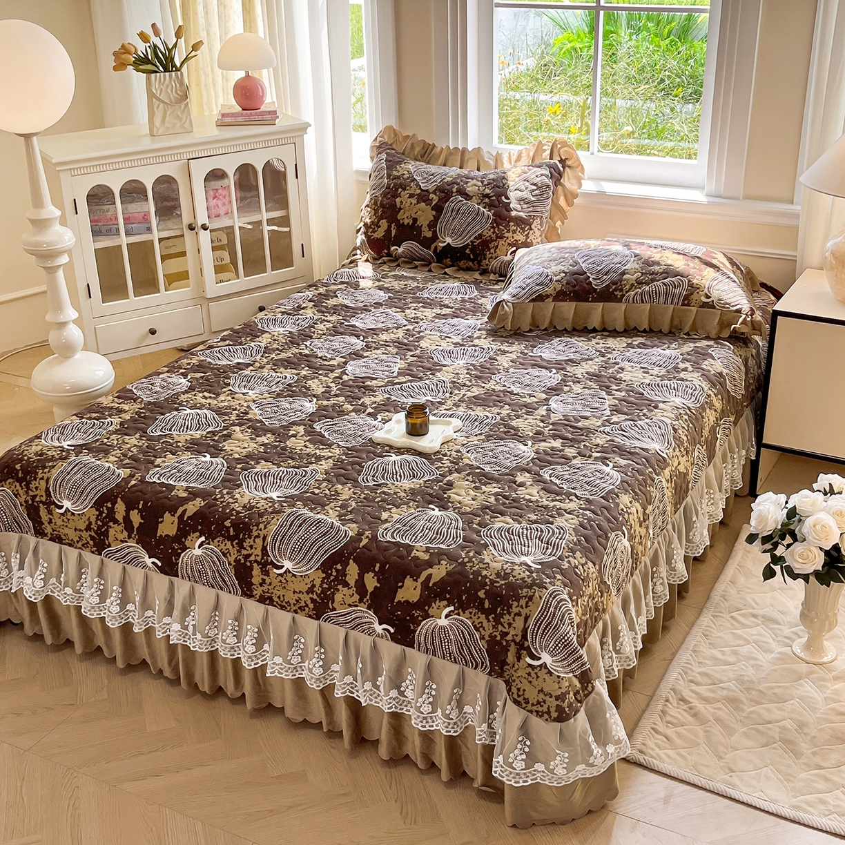 91家纺网 家纺一手货源 找家纺 提花大世界 2025新款爆款高克重牛奶绒印花夹棉蕾丝花边床盖床裙单件三件四件套 泥点南瓜