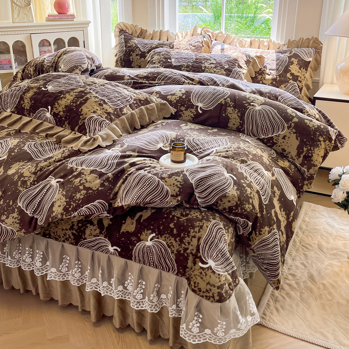 91家纺网 家纺一手货源 找家纺 提花大世界 2025新款爆款高克重牛奶绒印花夹棉蕾丝花边床盖床裙单件三件四件套 泥点南瓜