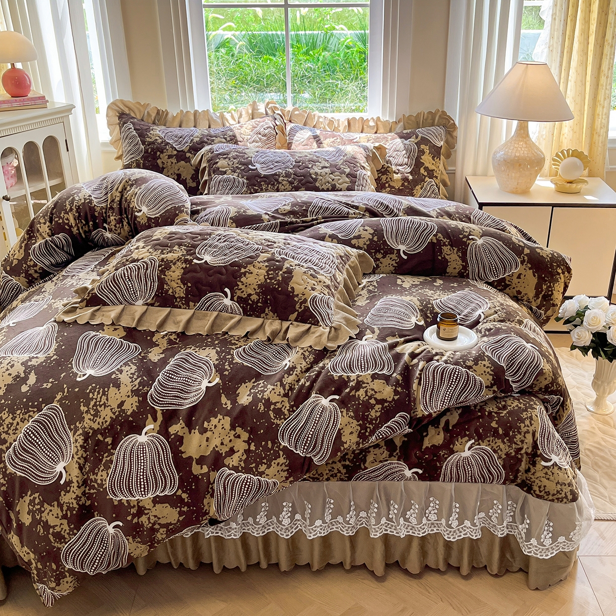 91家纺网 家纺一手货源 找家纺 提花大世界 2025新款爆款高克重牛奶绒印花夹棉蕾丝花边床盖床裙单件三件四件套 泥点南瓜