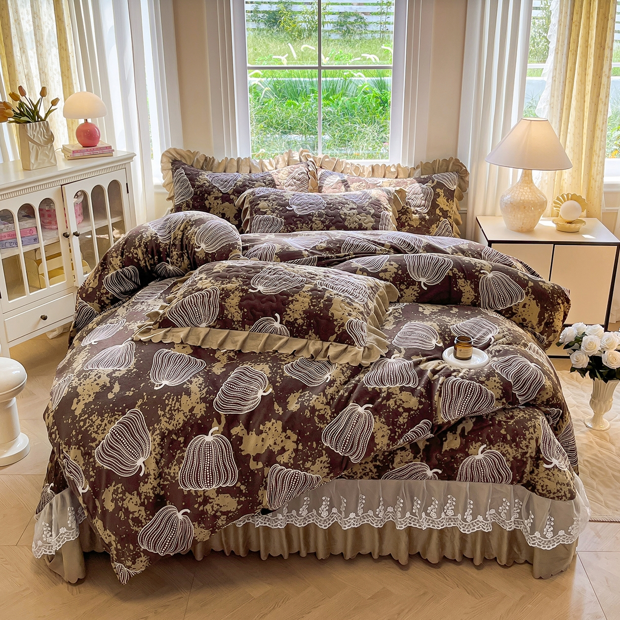 91家纺网 家纺一手货源 找家纺 提花大世界 2025新款爆款高克重牛奶绒印花夹棉蕾丝花边床盖床裙单件三件四件套 泥点南瓜