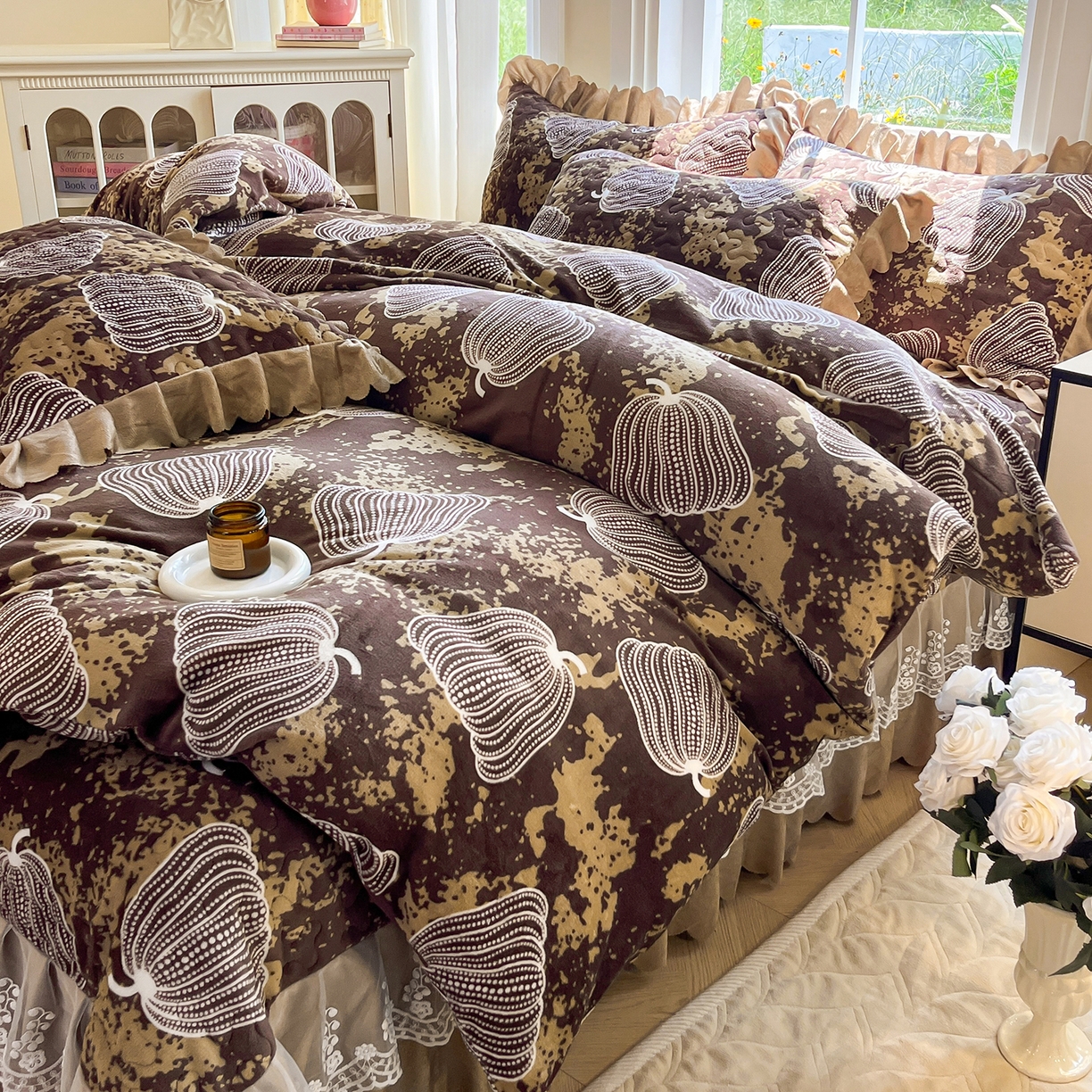 91家纺网 家纺一手货源 找家纺 提花大世界 2025新款爆款高克重牛奶绒印花夹棉蕾丝花边床盖床裙单件三件四件套 泥点南瓜