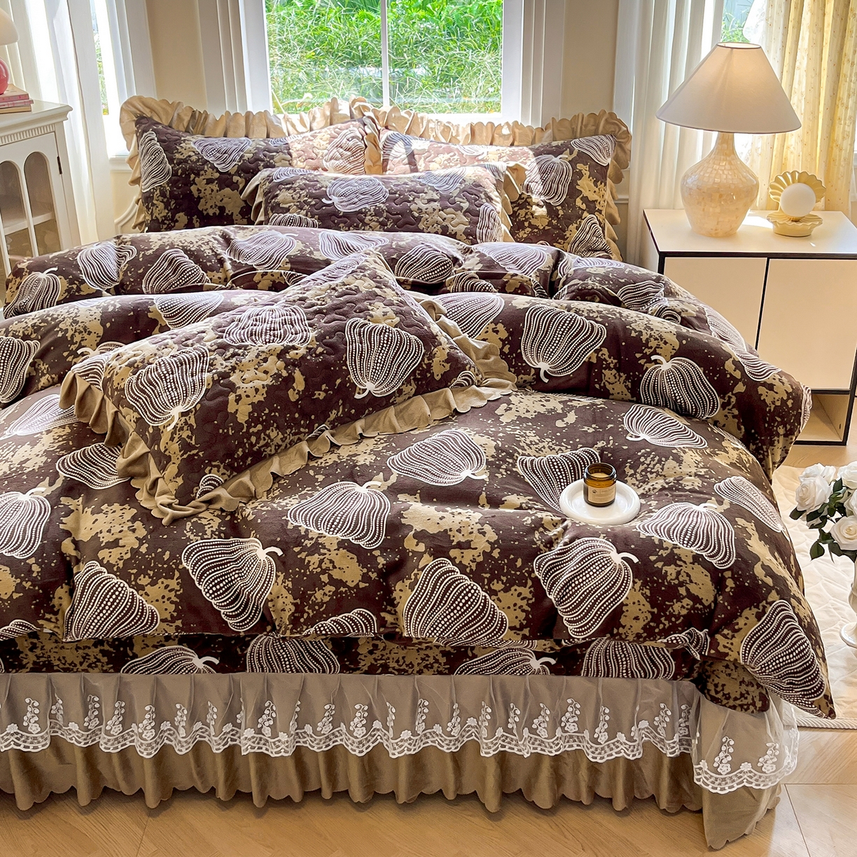 91家纺网 家纺一手货源 找家纺 提花大世界 2025新款爆款高克重牛奶绒印花夹棉蕾丝花边床盖床裙单件三件四件套 泥点南瓜