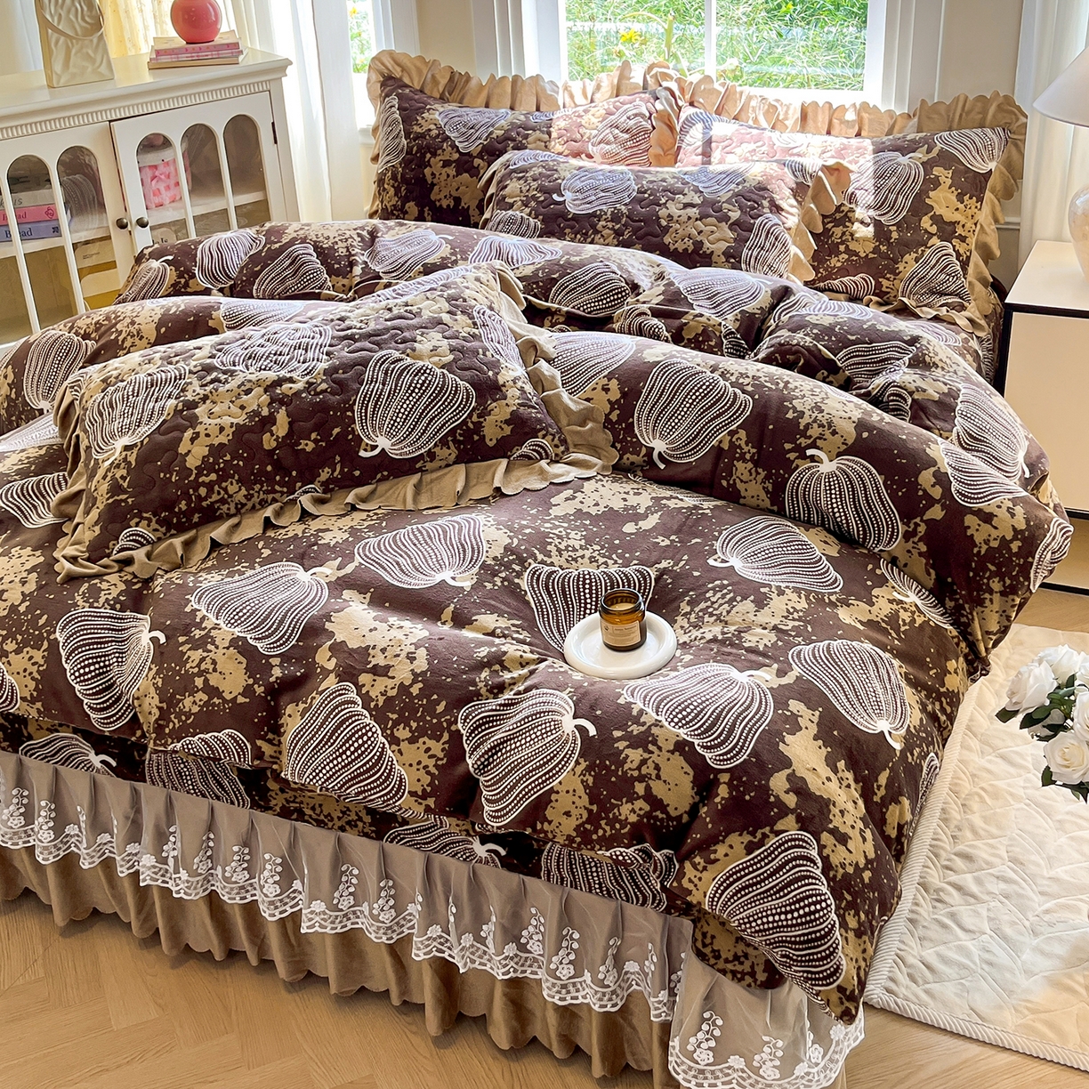 91家纺网 家纺一手货源 找家纺 提花大世界 2025新款爆款高克重牛奶绒印花夹棉蕾丝花边床盖床裙单件三件四件套 泥点南瓜