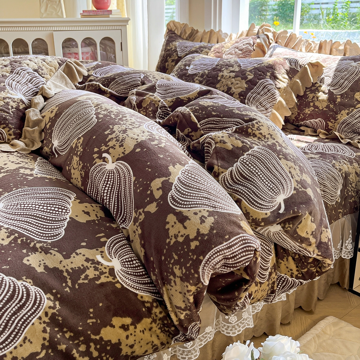 91家纺网 家纺一手货源 找家纺 提花大世界 2025新款爆款高克重牛奶绒印花夹棉蕾丝花边床盖床裙单件三件四件套 泥点南瓜