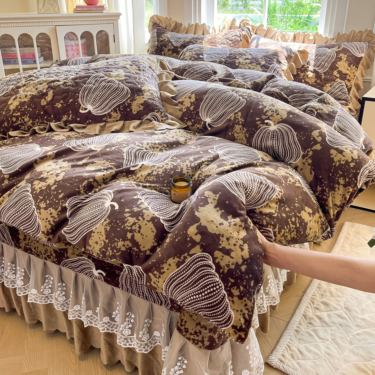 91家纺网 家纺一手货源 找家纺 提花大世界 2025新款爆款高克重牛奶绒印花夹棉蕾丝花边床盖床裙单件三件四件套 泥点南瓜