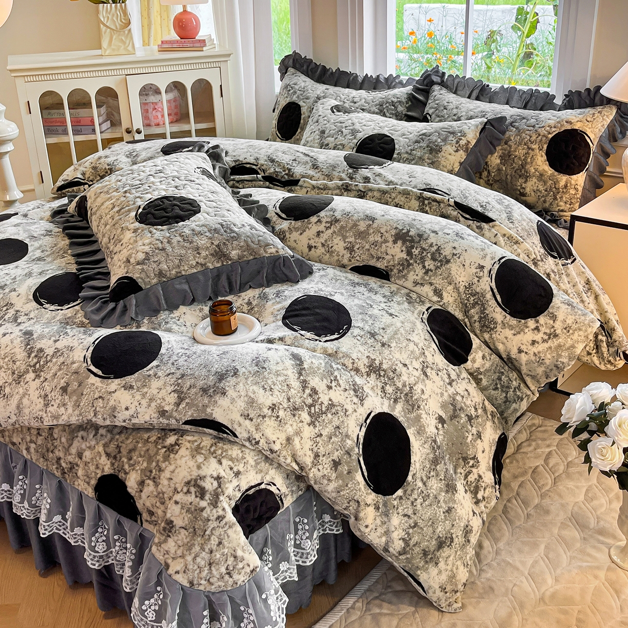 91家纺网 家纺一手货源 找家纺 提花大世界 2025新款爆款高克重牛奶绒印花夹棉蕾丝花边床盖床裙单件三件四件套 泥点圆圈