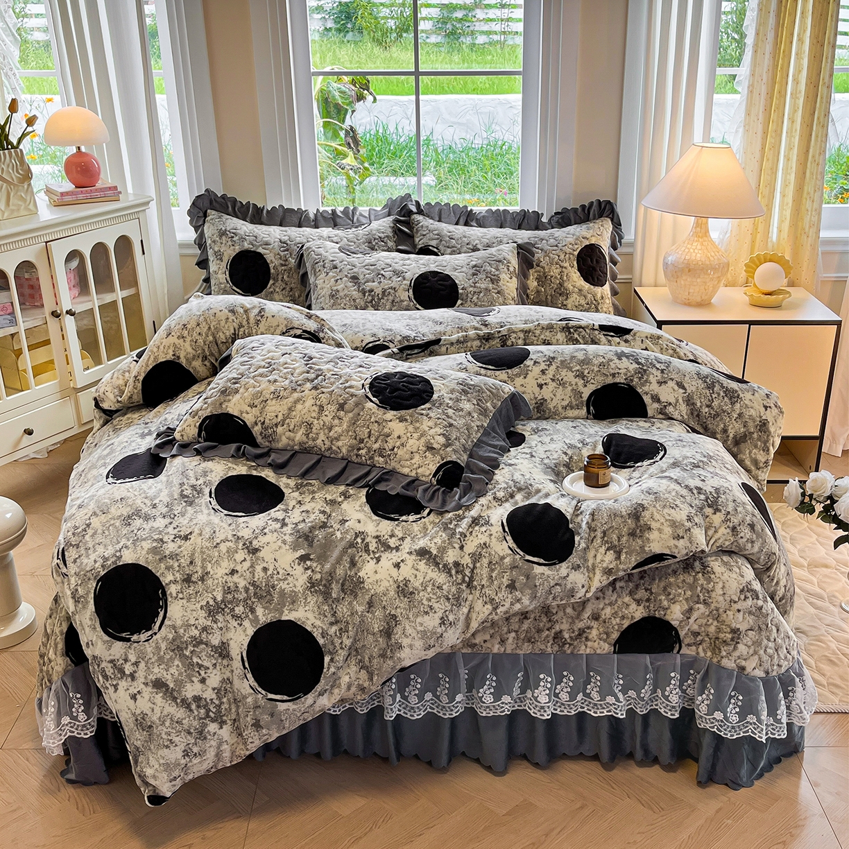 91家纺网 家纺一手货源 找家纺 提花大世界 2025新款爆款高克重牛奶绒印花夹棉蕾丝花边床盖床裙单件三件四件套 泥点圆圈