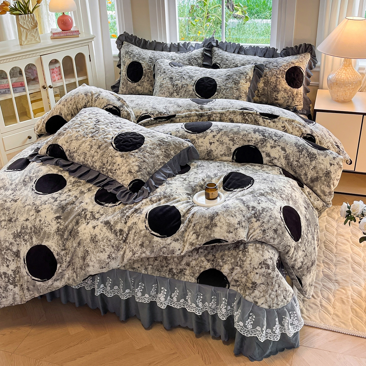 91家纺网 家纺一手货源 找家纺 提花大世界 2025新款爆款高克重牛奶绒印花夹棉蕾丝花边床盖床裙单件三件四件套 泥点圆圈