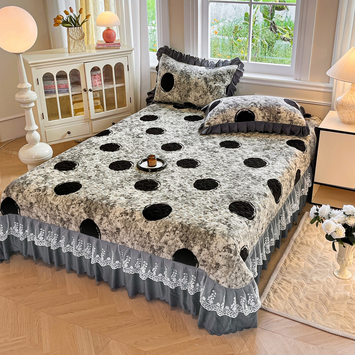 91家纺网 家纺一手货源 找家纺 提花大世界 2025新款爆款高克重牛奶绒印花夹棉蕾丝花边床盖床裙单件三件四件套 泥点圆圈