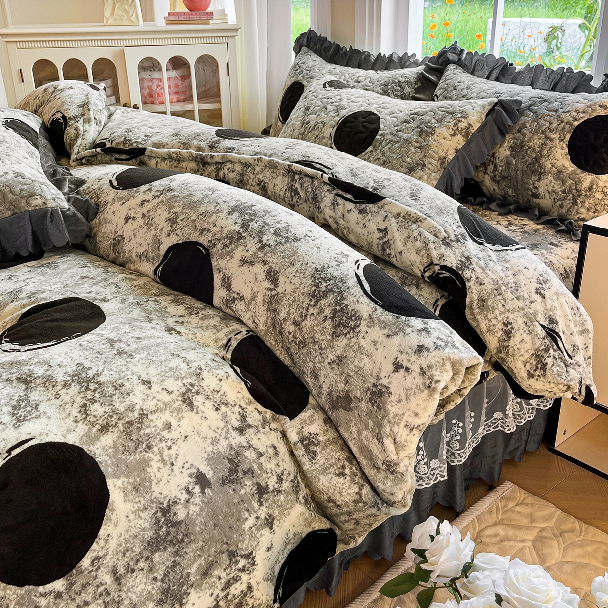 91家纺网 家纺一手货源 找家纺 提花大世界 2025新款爆款高克重牛奶绒印花夹棉蕾丝花边床盖床裙单件三件四件套 泥点圆圈