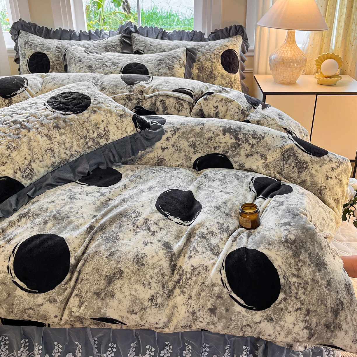 91家纺网 家纺一手货源 找家纺 提花大世界 2025新款爆款高克重牛奶绒印花夹棉蕾丝花边床盖床裙单件三件四件套 泥点圆圈