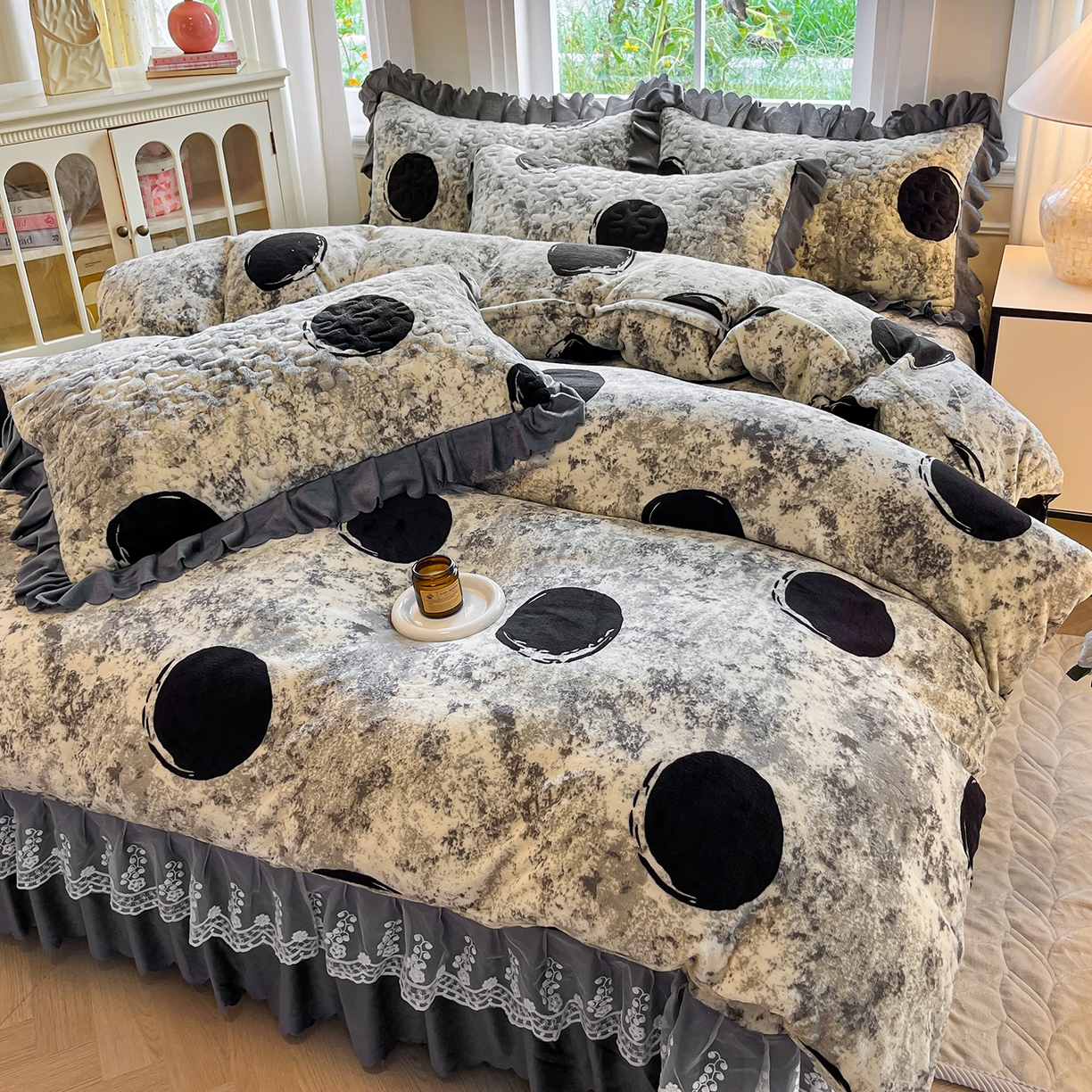 91家纺网 家纺一手货源 找家纺 提花大世界 2025新款爆款高克重牛奶绒印花夹棉蕾丝花边床盖床裙单件三件四件套 泥点圆圈