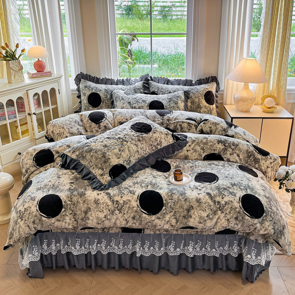 91家纺网 家纺一手货源 找家纺 提花大世界 2025新款爆款高克重牛奶绒印花夹棉蕾丝花边床盖床裙单件三件四件套 泥点圆圈