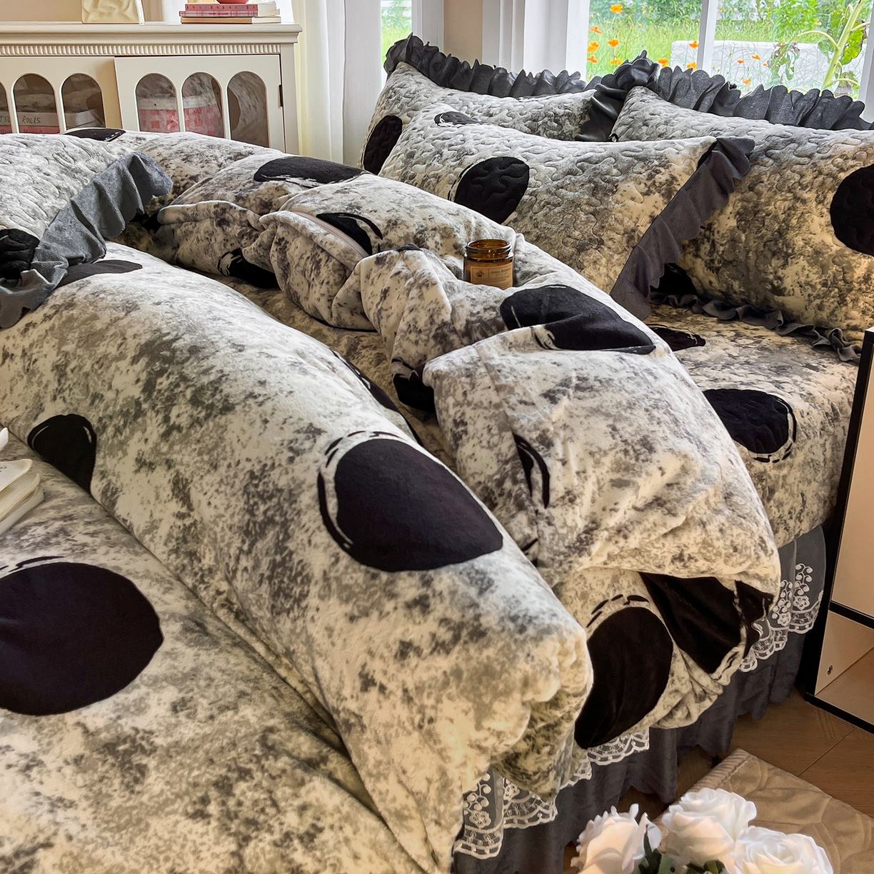 91家纺网 家纺一手货源 找家纺 提花大世界 2025新款爆款高克重牛奶绒印花夹棉蕾丝花边床盖床裙单件三件四件套 泥点圆圈