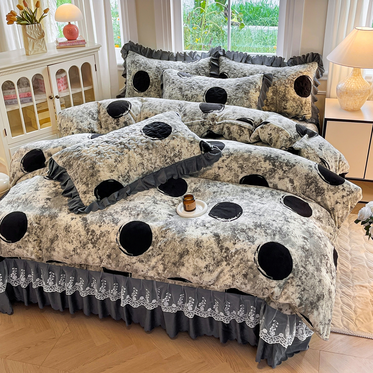 91家纺网 家纺一手货源 找家纺 提花大世界 2025新款爆款高克重牛奶绒印花夹棉蕾丝花边床盖床裙单件三件四件套 泥点圆圈