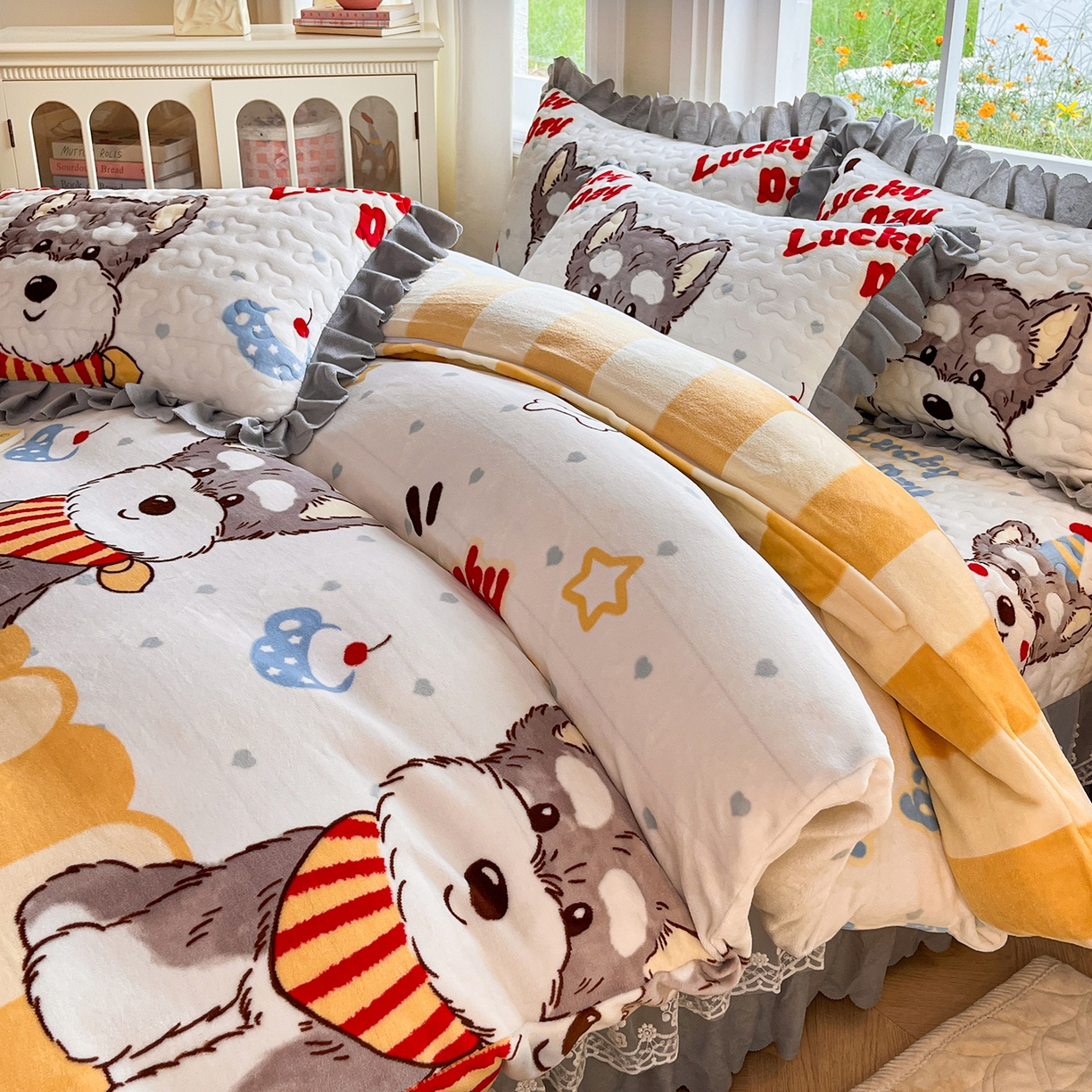 91家纺网 家纺一手货源 找家纺 提花大世界 2025新款爆款高克重牛奶绒印花夹棉蕾丝花边床盖床裙单件三件四件套 幸运狗