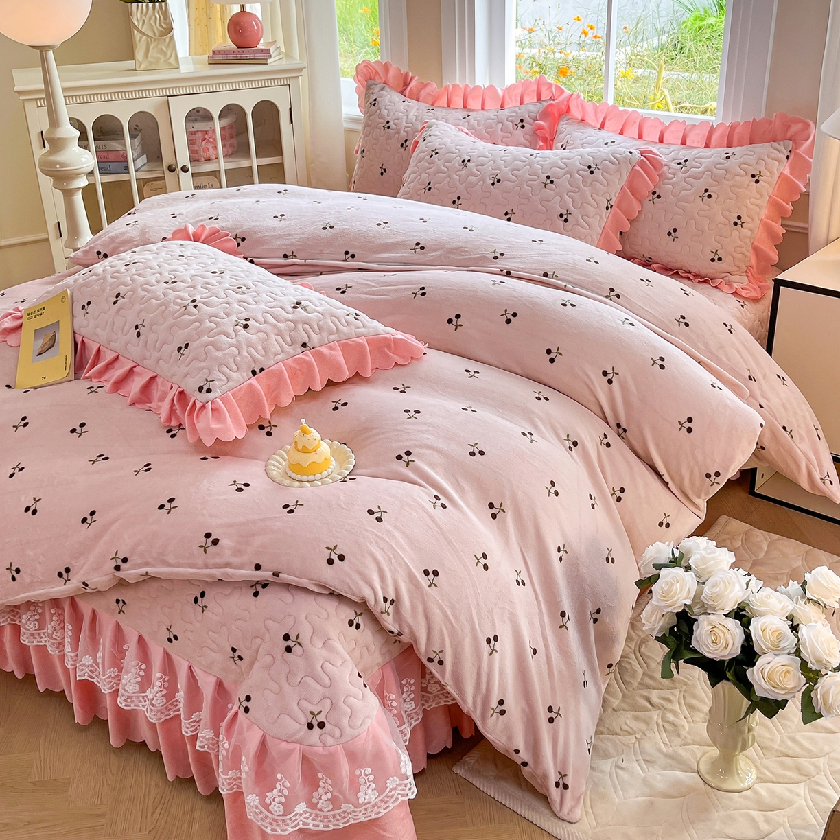 提花大世界 2025新款爆款高克重牛奶绒印花夹棉蕾丝花边床盖床三件四件套 樱桃玉