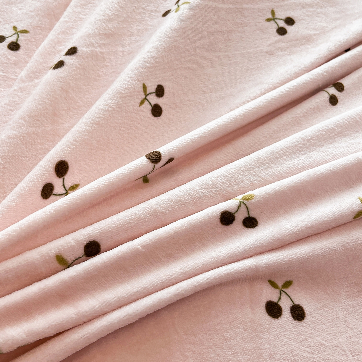 91家纺网 家纺一手货源 找家纺 提花大世界 2025新款爆款高克重牛奶绒印花夹棉蕾丝花边床盖床裙单件三件四件套 樱桃玉