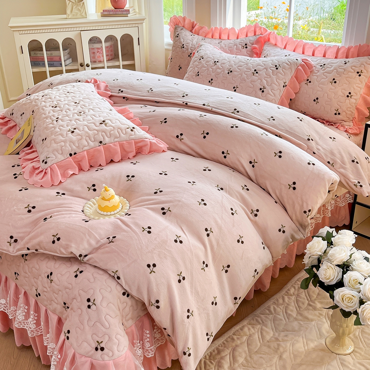 91家纺网 家纺一手货源 找家纺 提花大世界 2025新款爆款高克重牛奶绒印花夹棉蕾丝花边床盖床裙单件三件四件套 樱桃玉