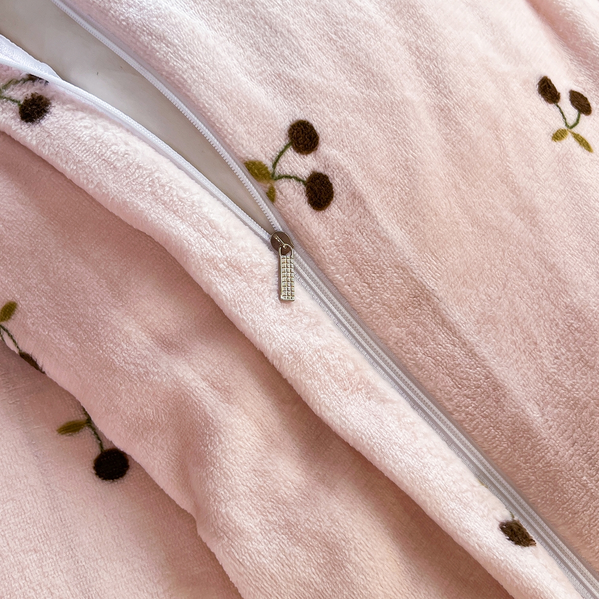 91家纺网 家纺一手货源 找家纺 提花大世界 2025新款爆款高克重牛奶绒印花夹棉蕾丝花边床盖床裙单件三件四件套 樱桃玉