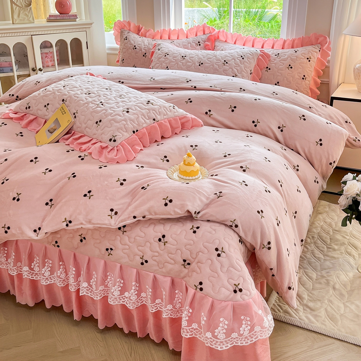 91家纺网 家纺一手货源 找家纺 提花大世界 2025新款爆款高克重牛奶绒印花夹棉蕾丝花边床盖床裙单件三件四件套 樱桃玉