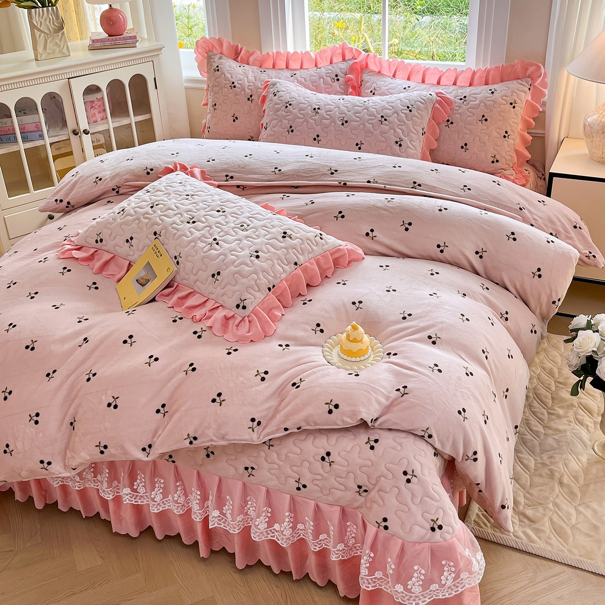 91家纺网 家纺一手货源 找家纺 提花大世界 2025新款爆款高克重牛奶绒印花夹棉蕾丝花边床盖床裙单件三件四件套 樱桃玉