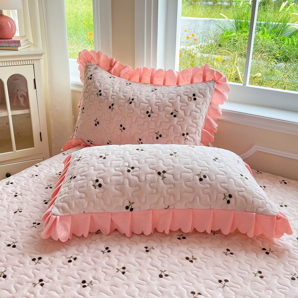 91家纺网 家纺一手货源 找家纺 提花大世界 2025新款爆款高克重牛奶绒印花夹棉蕾丝花边床盖床裙单件三件四件套 樱桃玉