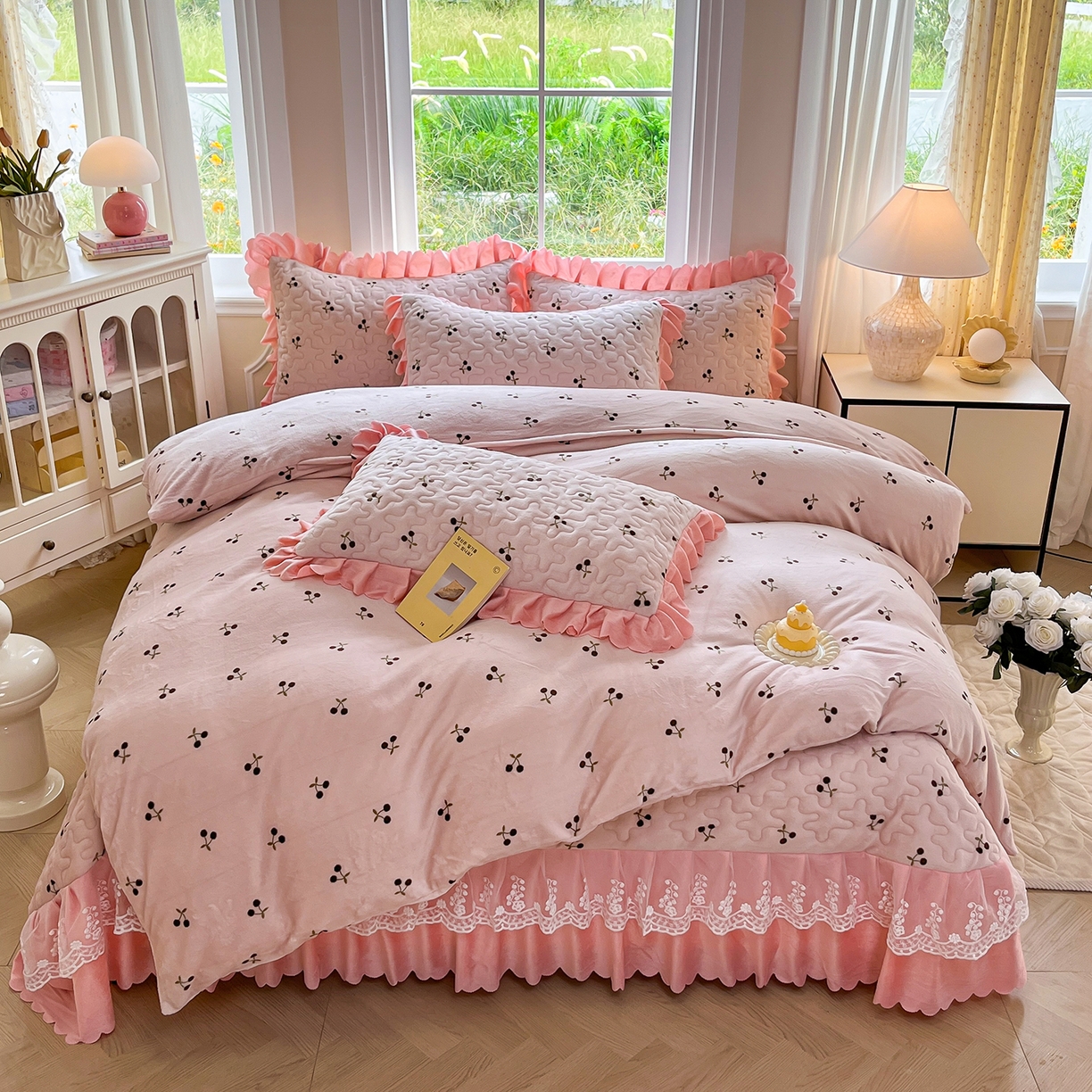 91家纺网 家纺一手货源 找家纺 提花大世界 2025新款爆款高克重牛奶绒印花夹棉蕾丝花边床盖床裙单件三件四件套 樱桃玉