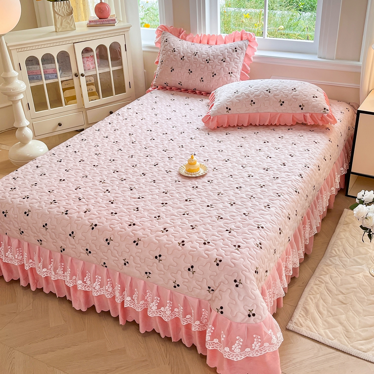 91家纺网 家纺一手货源 找家纺 提花大世界 2025新款爆款高克重牛奶绒印花夹棉蕾丝花边床盖床裙单件三件四件套 樱桃玉