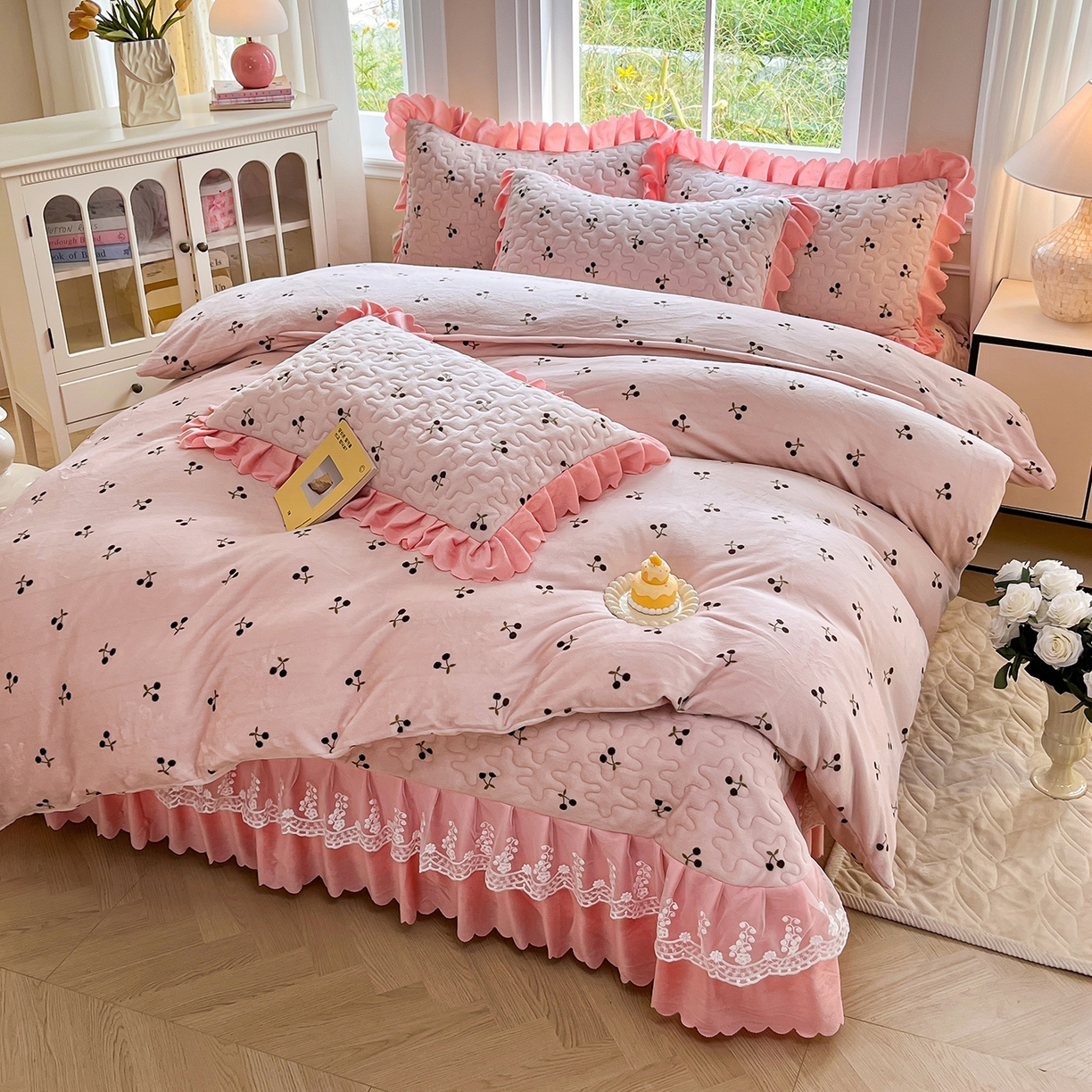 91家纺网 家纺一手货源 找家纺 提花大世界 2025新款爆款高克重牛奶绒印花夹棉蕾丝花边床盖床裙单件三件四件套 樱桃玉