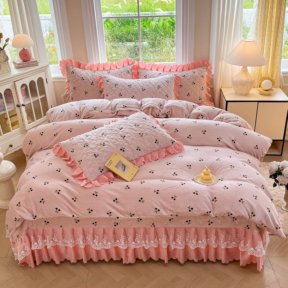 91家纺网 家纺一手货源 找家纺 提花大世界 2025新款爆款高克重牛奶绒印花夹棉蕾丝花边床盖床裙单件三件四件套 樱桃玉