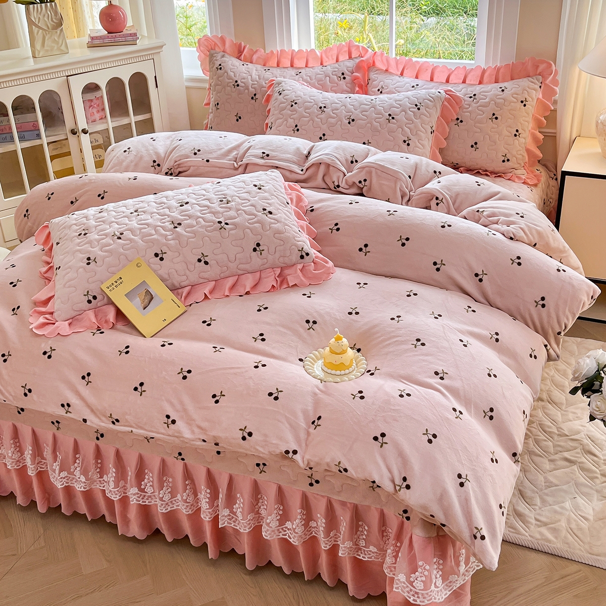 91家纺网 家纺一手货源 找家纺 提花大世界 2025新款爆款高克重牛奶绒印花夹棉蕾丝花边床盖床裙单件三件四件套 樱桃玉