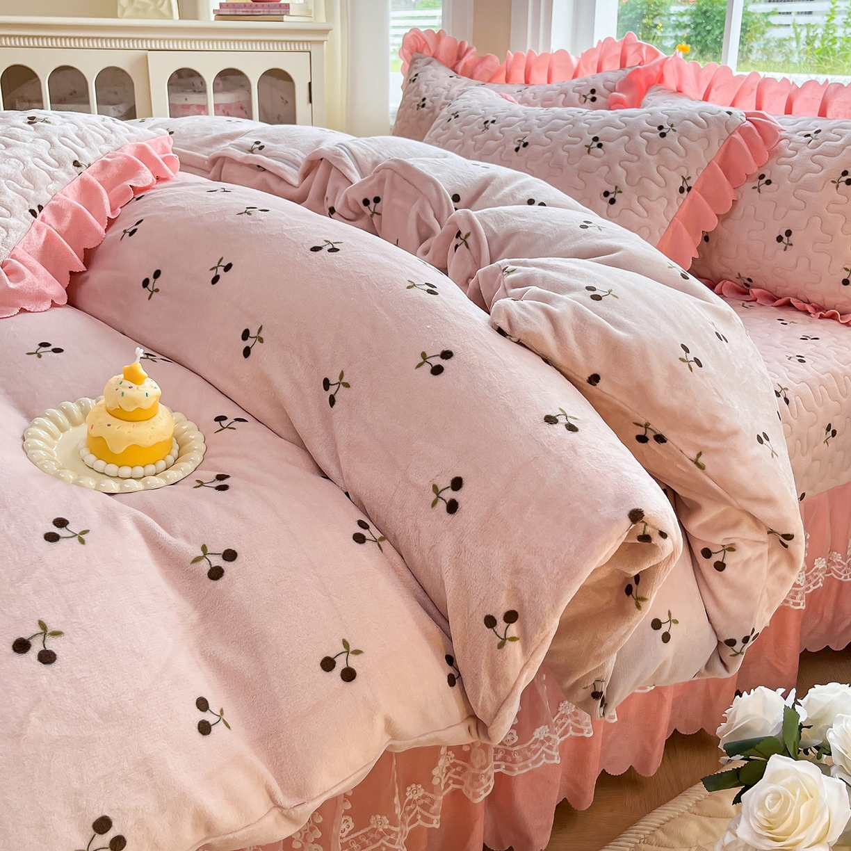 91家纺网 家纺一手货源 找家纺 提花大世界 2025新款爆款高克重牛奶绒印花夹棉蕾丝花边床盖床裙单件三件四件套 樱桃玉