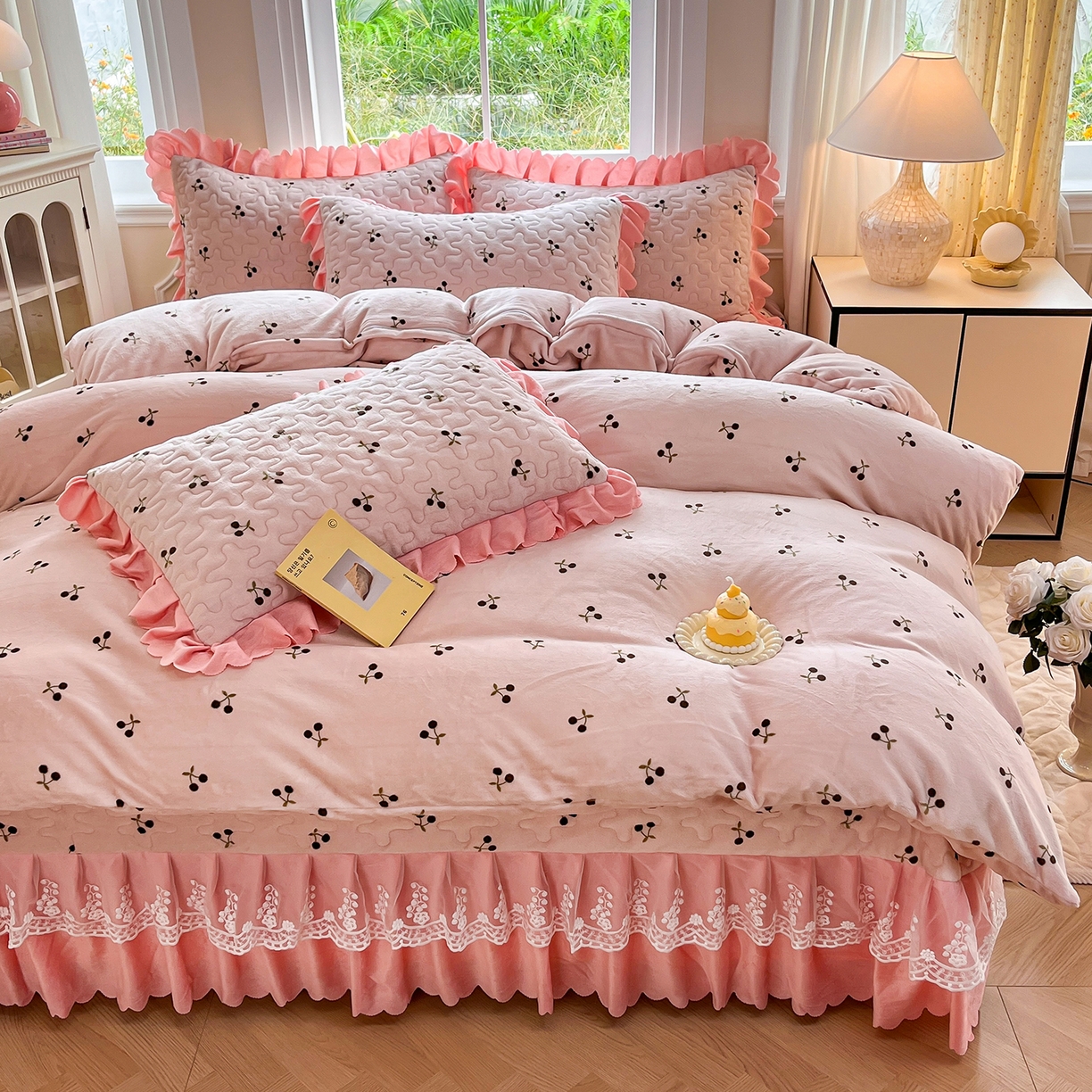 91家纺网 家纺一手货源 找家纺 提花大世界 2025新款爆款高克重牛奶绒印花夹棉蕾丝花边床盖床裙单件三件四件套 樱桃玉