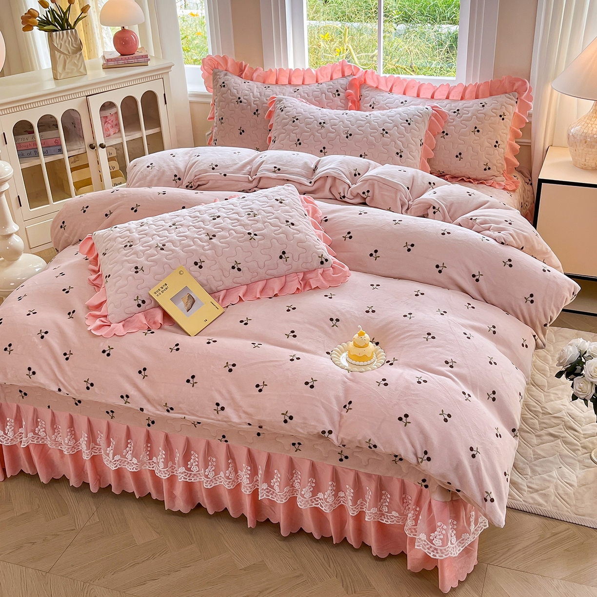 91家纺网 家纺一手货源 找家纺 提花大世界 2025新款爆款高克重牛奶绒印花夹棉蕾丝花边床盖床裙单件三件四件套 樱桃玉