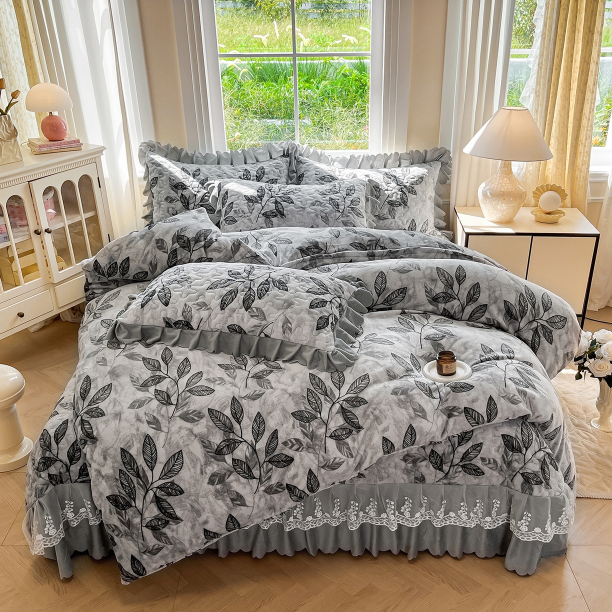 91家纺网 家纺一手货源 找家纺 提花大世界 2025新款爆款高克重牛奶绒印花夹棉蕾丝花边床盖床裙单件三件四件套 植映叶