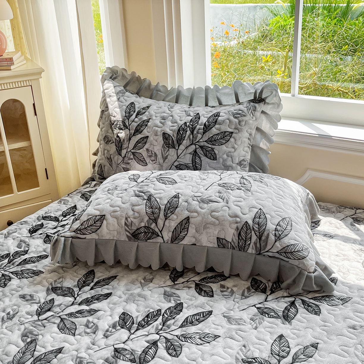 91家纺网 家纺一手货源 找家纺 提花大世界 2025新款爆款高克重牛奶绒印花夹棉蕾丝花边床盖床裙单件三件四件套 植映叶