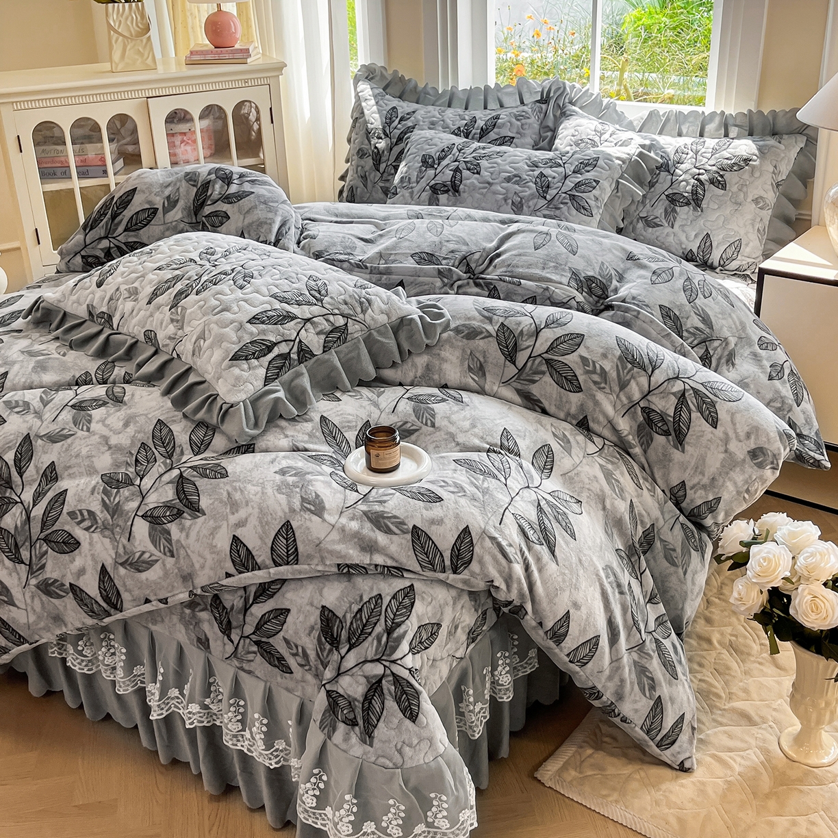 91家纺网 家纺一手货源 找家纺 提花大世界 2025新款爆款高克重牛奶绒印花夹棉蕾丝花边床盖床裙单件三件四件套 植映叶