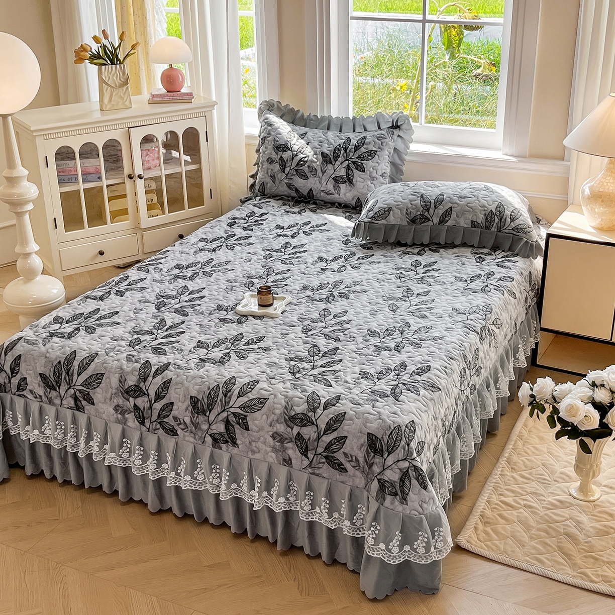 91家纺网 家纺一手货源 找家纺 提花大世界 2025新款爆款高克重牛奶绒印花夹棉蕾丝花边床盖床裙单件三件四件套 植映叶