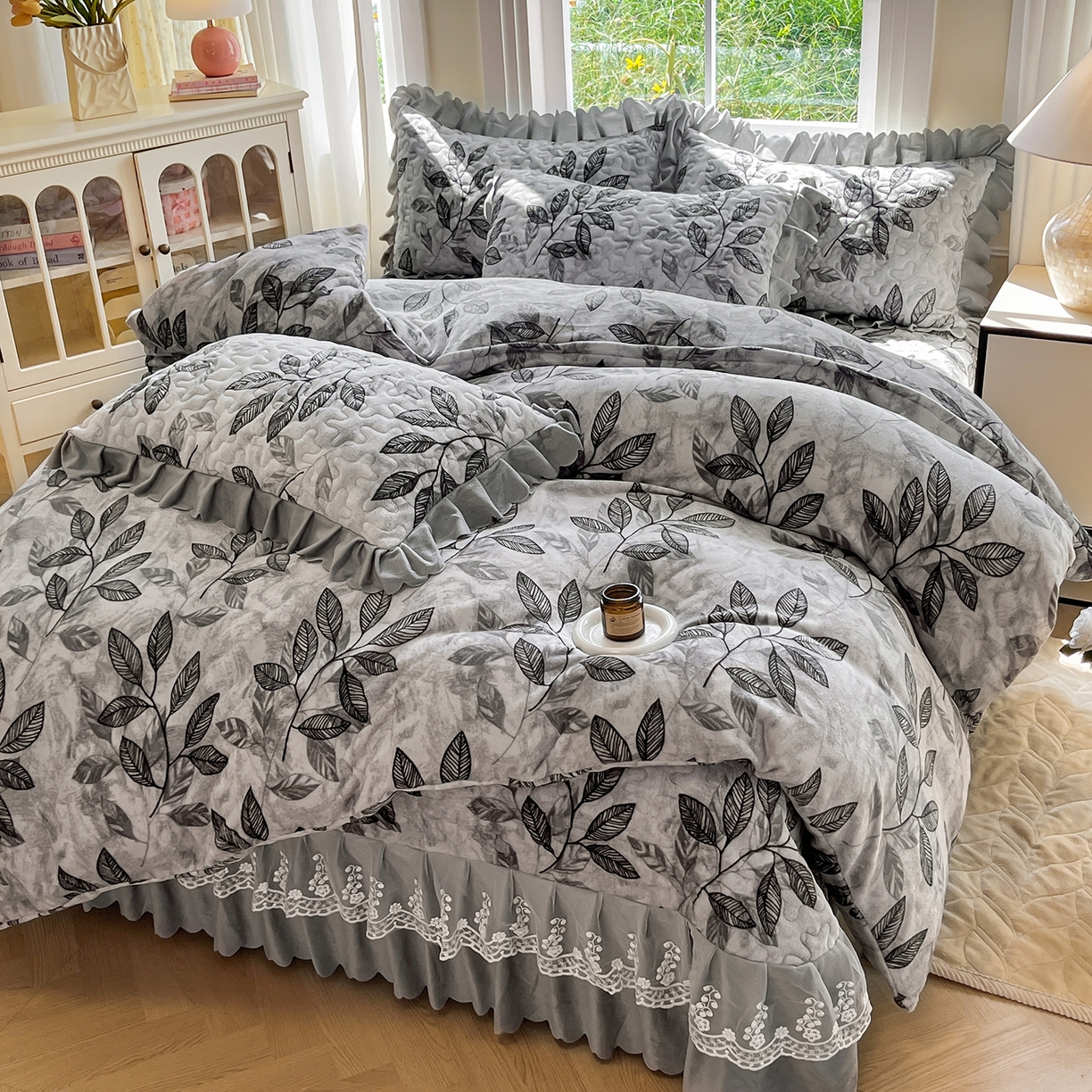 91家纺网 家纺一手货源 找家纺 提花大世界 2025新款爆款高克重牛奶绒印花夹棉蕾丝花边床盖床裙单件三件四件套 植映叶